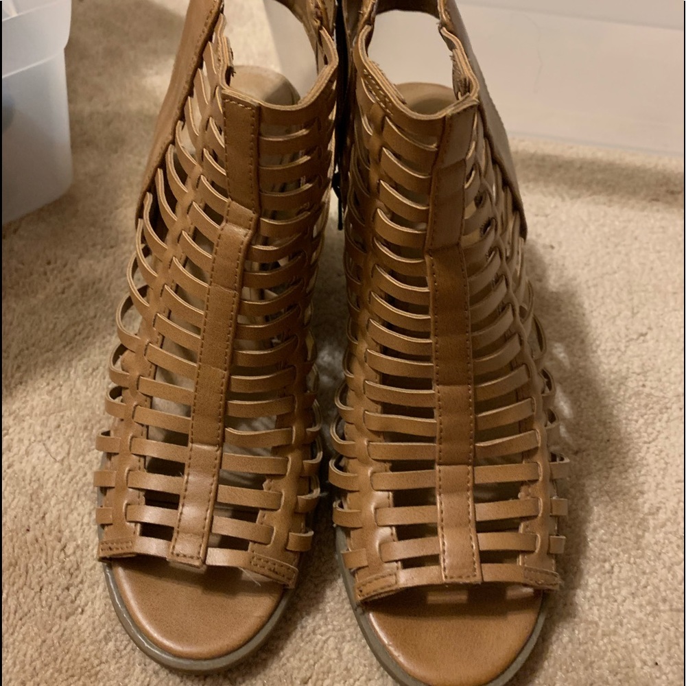 Tan heels - Picture 2 of 2